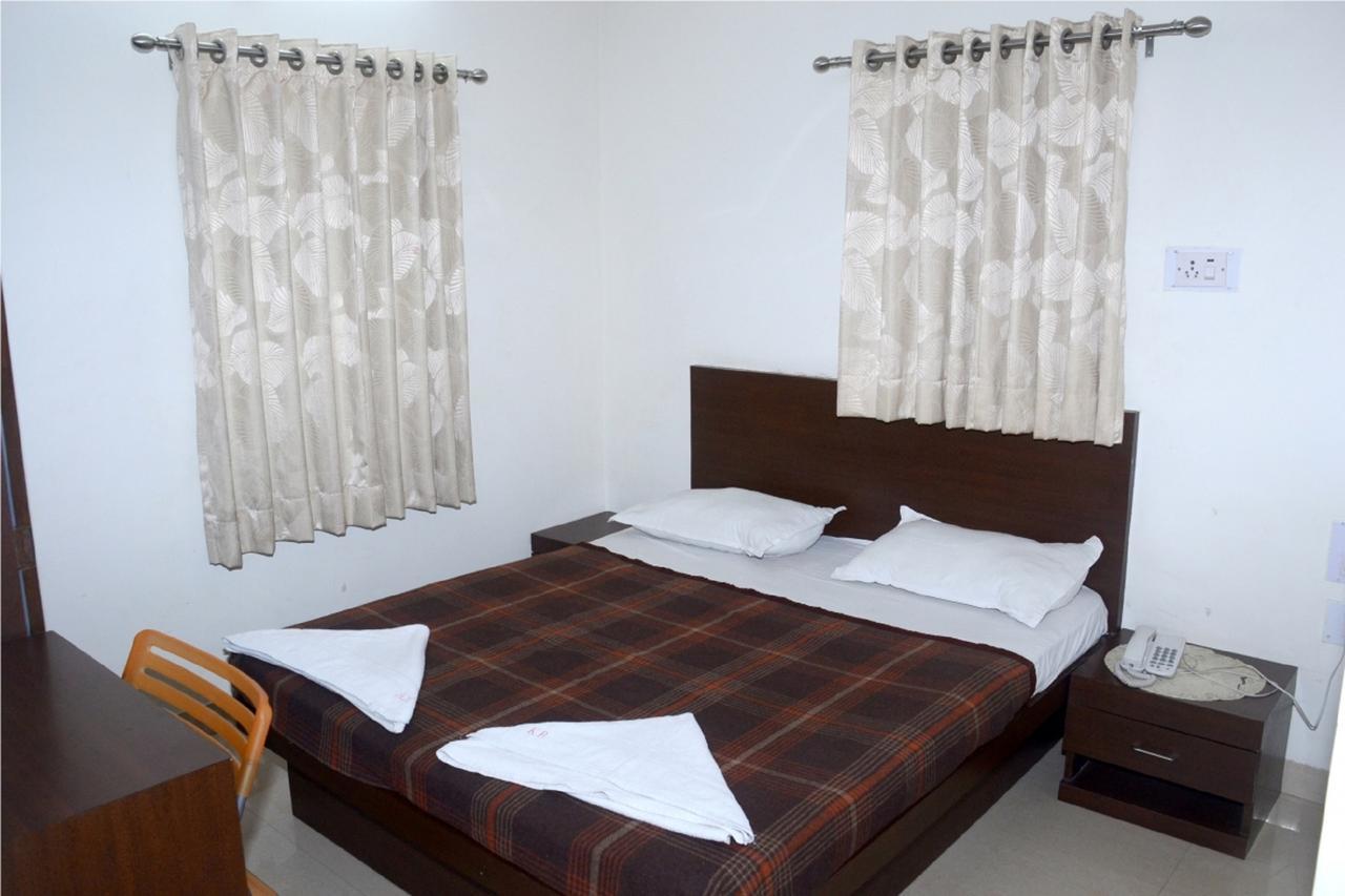 Hotel Kuber Нагпур Екстериор снимка